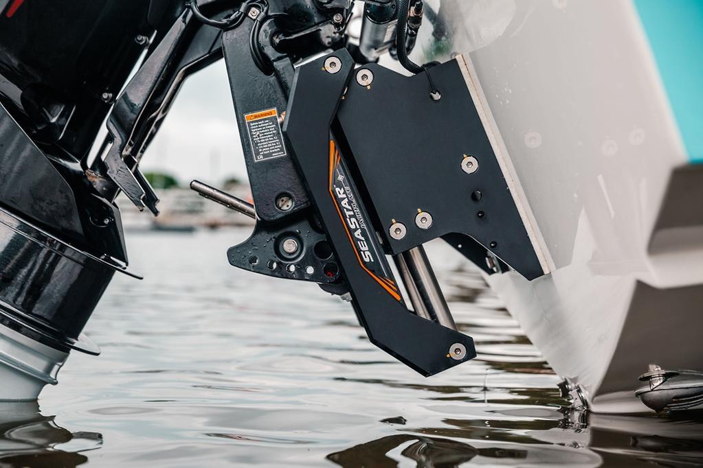 Hydraulic jack plate mounted on an outboard
